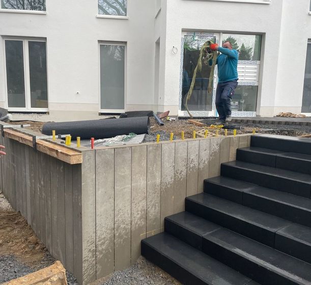 Stützwand & Treppenanlage